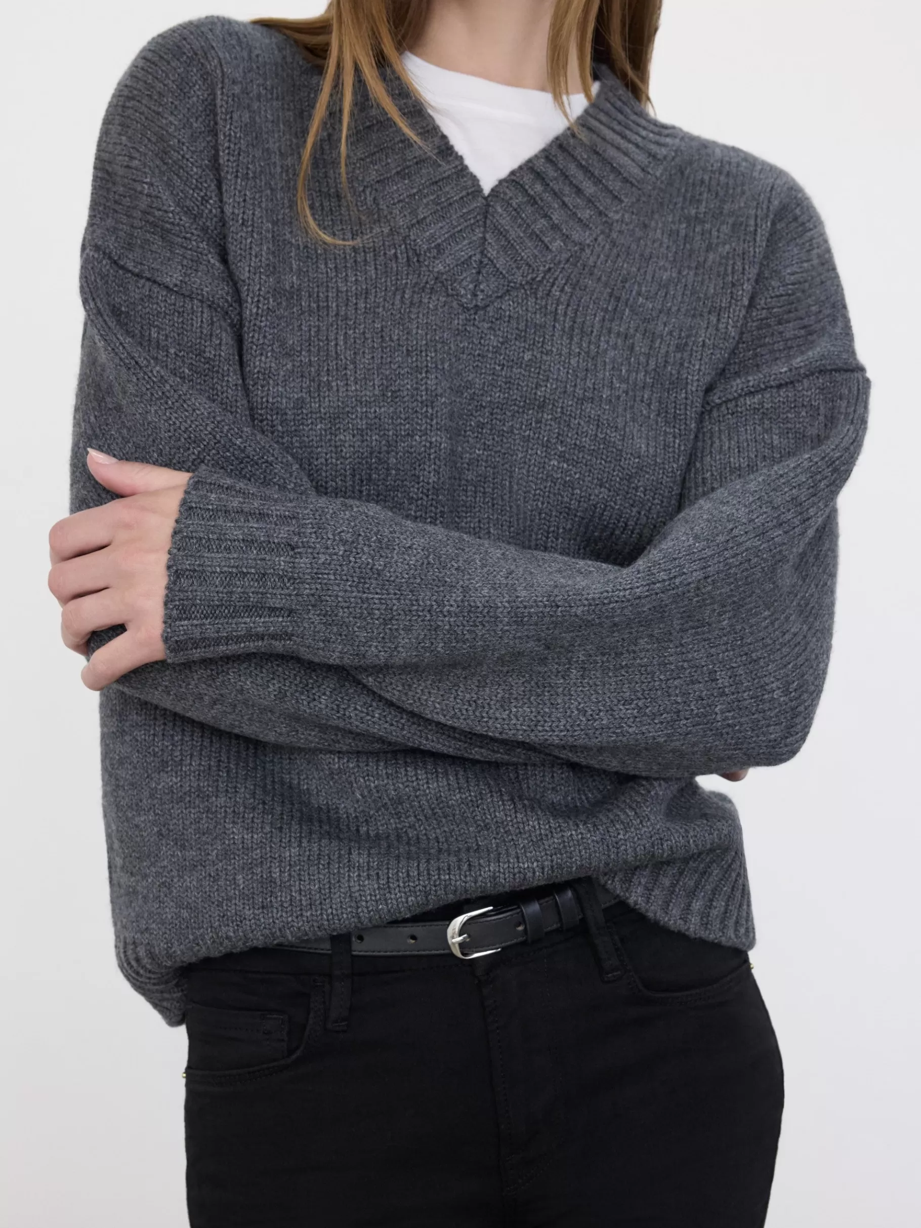 Sweaters*FRAME Chunky V-Neck Sweater in Charcoal Heather Charcoalheather