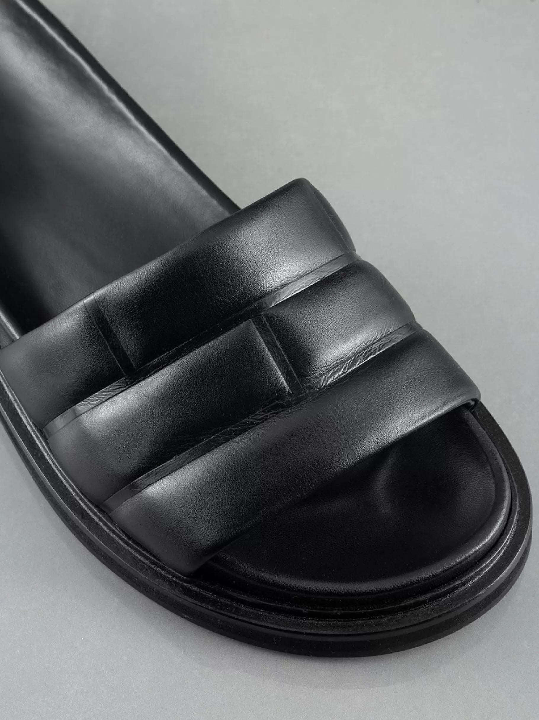 Accessories & Shoes*FRAME Men's Sandal in Noir